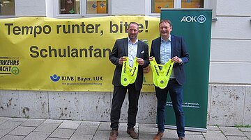 Zum Schulanfang &uuml;berreichten Dr. Hans Reichhart, Pr&auml;sident der Landesverkehrswacht Bayern, und Bernhard Adam, stellvertretender Direktor der AOK-Direktion M&uuml;nchen-Ebersberg, in M&uuml;nchen Sicherheits&uuml;berw&uuml;rfe an Erstkl&auml;ssler.
