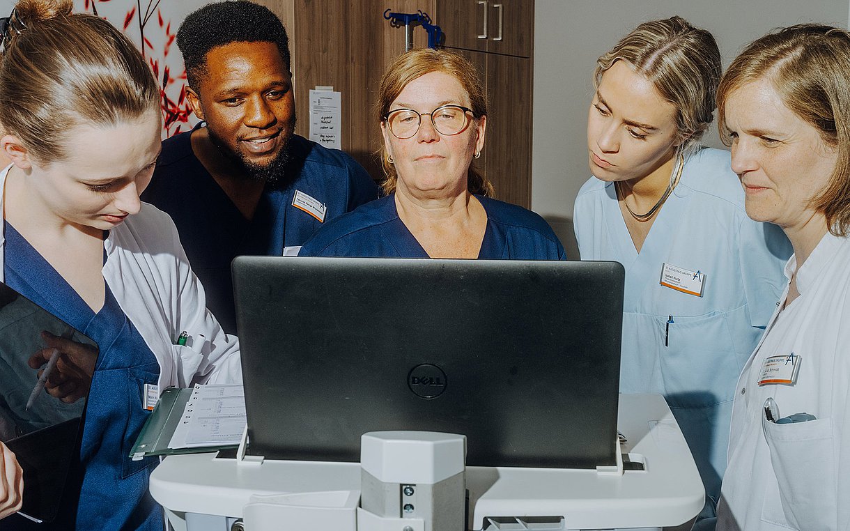 Assistenzärztin Malin Machate, Gesundheits- und Krankenpfleger George Mhuriyengwe, Krankenschwester Marion Heyer-Wenzel, Physiotherapeutin Isabell Hurtz und Oberärztin Dr. Anne-Sophie Schmidt im Room of Errors