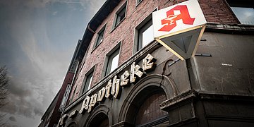 Perspektive von unten nach oben: Eine Apotheke von außen.
