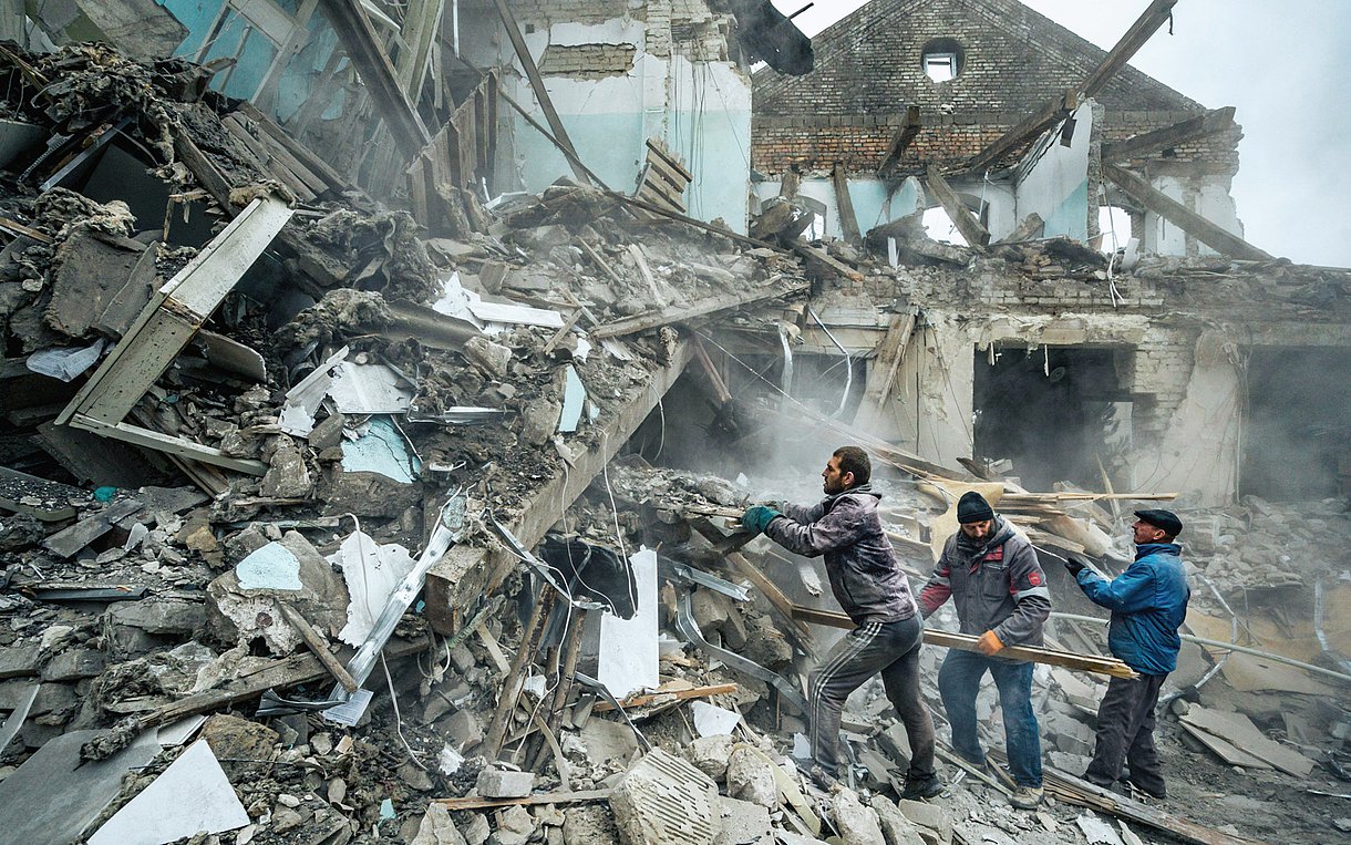 Foto von Rettungskräften beim zerbombten Krankenhaus Wilnjansk