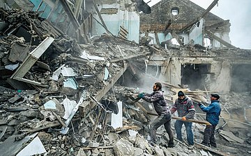 Gesundheitssystem Ukraine Foto von Rettungskräften beim zerbombten Krankenhaus Wilnjansk