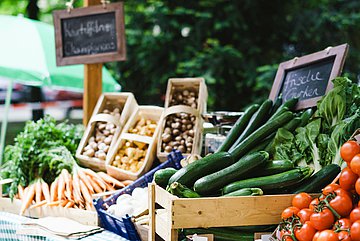 Gem&uuml;se an einem Marktstand
