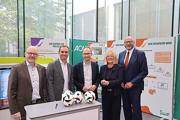 Auf dem Foto vom AOK-Forum sind sichtbar von links nach rechts: Frank Firsching (Verwaltungsratsvorsitzender der AOK Bayern), Philipp Lahm (Vorsitzender der Philipp Lahm-Stiftung & DFB-Ehrenspielf&uuml;hrer), Stephan Abele (stv. Vorstandsvorsitzender der AOK Bayern), Dr. Irmgard Stippler (Vorstandsvorsitzende der AOK Bayern) und Ivor Parvanov (stv. Verwaltungsratsvorsitzender der AOK Bayern)