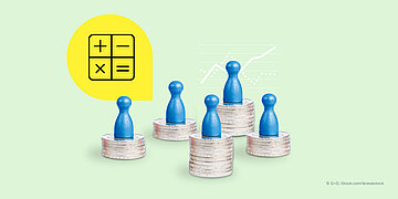 Illustration: Im Vordergrund sind vier unterschiedlich gro&szlig;e 2&euro;-M&uuml;nzhaufen abgebildet, auf denen jeweils blaue Spielfiguren stehen. Dahinter abgebildet ist ein Graph-Symbol und links im Bild eine gelbe Sprechblase mit den Symbolen "+", "-", "x", "=".