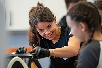 Eine Frau reinigt ein Sportger&auml;t.
