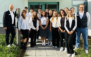 Die neuen Azubis der AOK Neckar-Fils haben sich zu einem Gruppenbild aufgestellt.