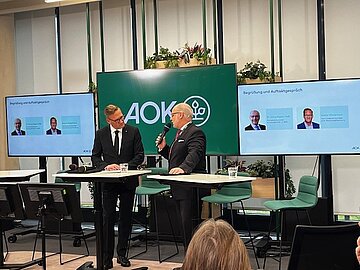 Vorstandsvorsitzender G&uuml;nter W&auml;ltermann (li.) sprach mit Dr. Georg Kippels, Parlamentarischer Staatssekret&auml;r, &uuml;ber aktuelle Reformprojekte.