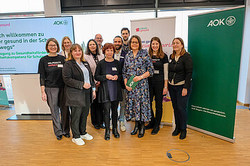 Auf dem Gruppenfoto zur 1. Fachtagung &bdquo;Clever gesund in der Schule unterwegs&ldquo; von links nach rechts: Verena Braun (Helmholtz Munich, clever.gesund), Dr. Marie Standl (Helmholtz Munich, Institut f&uuml;r Epidemiologie), Annette Lutz (AOK Bayern, Bereichsleiterin Gesundheitsf&ouml;rderung), Petra Westh&auml;user (Direktorin staatl. Realschule f&uuml;r Knaben, Immenstadt), Nico Waibel (Bayerisches Staatsministerium f&uuml;r Unterricht und Kultus, Leiter Referat VI.8), Ulrike Koller (Helmholtz Munich, clever.gesund), Andreas Nagel (AOK Bayern, Referent Lebenswelten), Dr. Jan Ellinger (TU M&uuml;nchen, Bereich Sport und Gesundheitsdidaktik), Silke Recksiek (AOK Bayern, Gesch&auml;ftsbereichsleiterin Marke und Kundenerlebnis), Amelie Krause (Helmholtz Munich, clever.gesund), Stefanie Reiffert (Helmholtz Munich, clever.gesund)