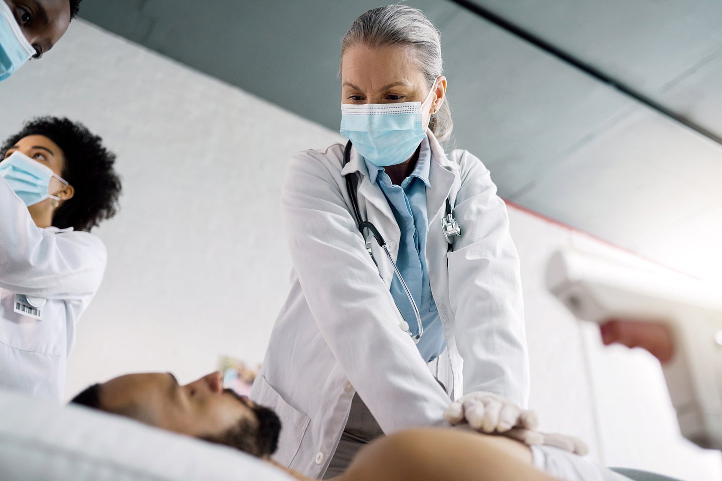 Foto: Eine Ärztin macht eine Herzdruckmassage bei einem Patienten.
