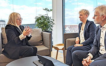 Foto: Gespr&auml;ch von Bernhard Hoffmann, G+G-Chefredakteur und Vera Laumann, stellvertretende Chefredakteurin G+G mit Irmgard Stippler, Vorstandsvorsitzende der AOK Bayern.