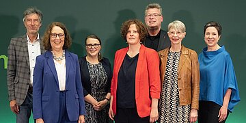 Gruppenfoto von den Gewinnern und Gewinnerinnern des Fritz-Sch&ouml;sser- / AOK-Medienpreises 2025