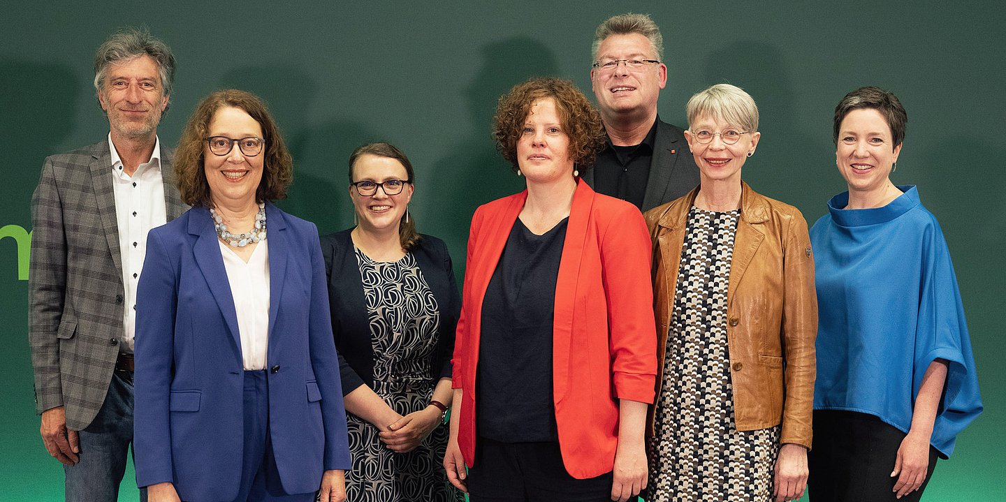 Gruppenfoto von den Gewinnern und Gewinnerinnern des Fritz-Schösser- / AOK-Medienpreises 2025