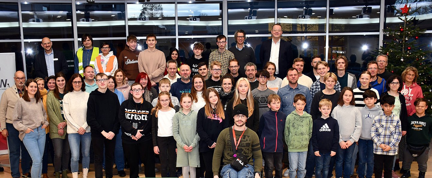 Foto von der Ehrungsveranstaltung der ausgezeichneten Schulen aus Westfalen-Lippe, die heute von AOK-Marketingleiter Dirk Pisula (hintere Reihe links) und FLVW-Geschäftsführer Wilfried Busch (hintere Reihe rechts) im SportCentrum Kamen-Kaiserau ausgezeichnet wurden. 