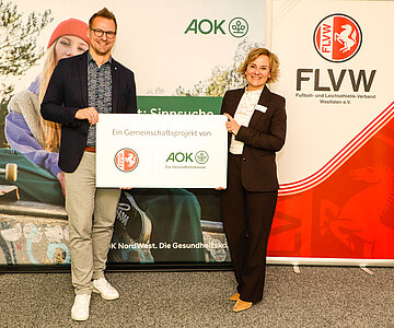Ilona Lehnert und Maurice Hampel pr&auml;sentieren die neue Partnerschaft.