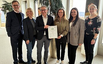 Gruppenfoto mit Michael B&uuml;gler (Kreissparkasse), Britta Steil (Kreissparkasse), Frank Dierolf (Kreissparkasse), Gisela Altenberger (AOK), Helin Cengiz (Kreissparkasse) und mit Katharina G&auml;rtner (Kreissparkasse).