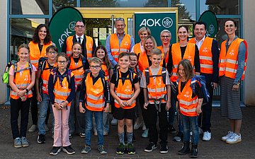 Gruppenfoto Einweihung AOK Walking Bus Gruppenfoto Grundschüler mit Warnwesten