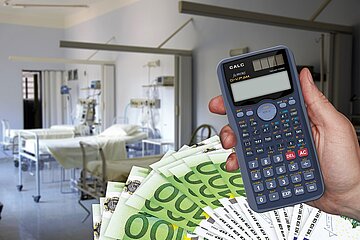 Vor dem Hintergrund eines Krankenhauszimmers sind einige Hundert-Euro-Scheine sowie ein Taschenrechner zu sehen.