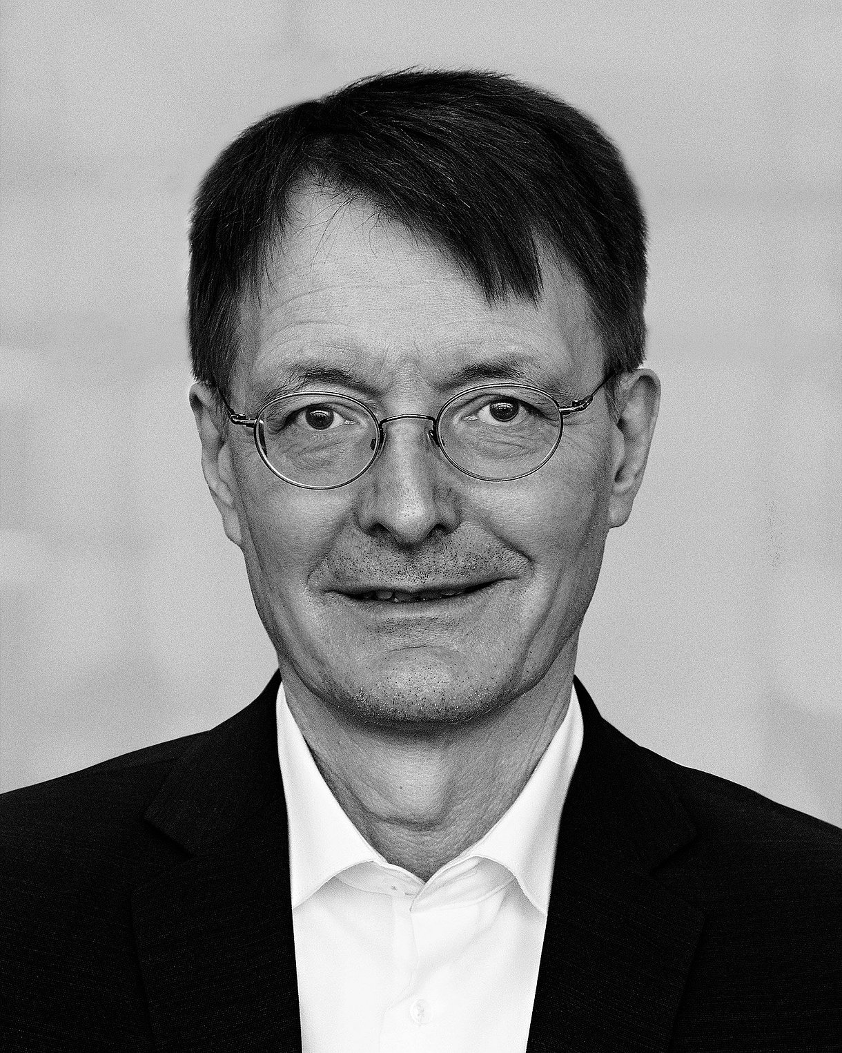 Foto: Porträtbild von Bundesgesundheitsminister Prof. Dr. Karl Lauterbach (SPD)