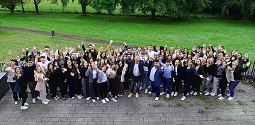 Ausbildungsstart bei der AOK NordWest Das Foto zeigt die neuen Azubis der AOK NordWest mit dem Ausbildungsleiter Stefan Mühlenbeck..