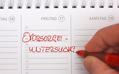 Foto: Ein Vorsorgetermin wird in einen Kalender eingetragen. 