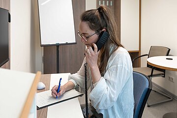 Sophie Ge&szlig;ner, wissenschaftliche Mitarbeiterin im Institut f&uuml;r Psychologie an der Universit&auml;t Jena, in einer Telefonsprechstunde f&uuml;r pflegende Angeh&ouml;rige von Demenzkranken. 