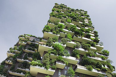Foto: Ein Hochhaus mit Bepflanzungen auf jedem Stockwerk
