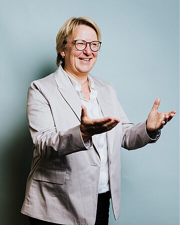 Foto von Sylvia Thun, wie sie im Gespr&auml;ch gestikuliert