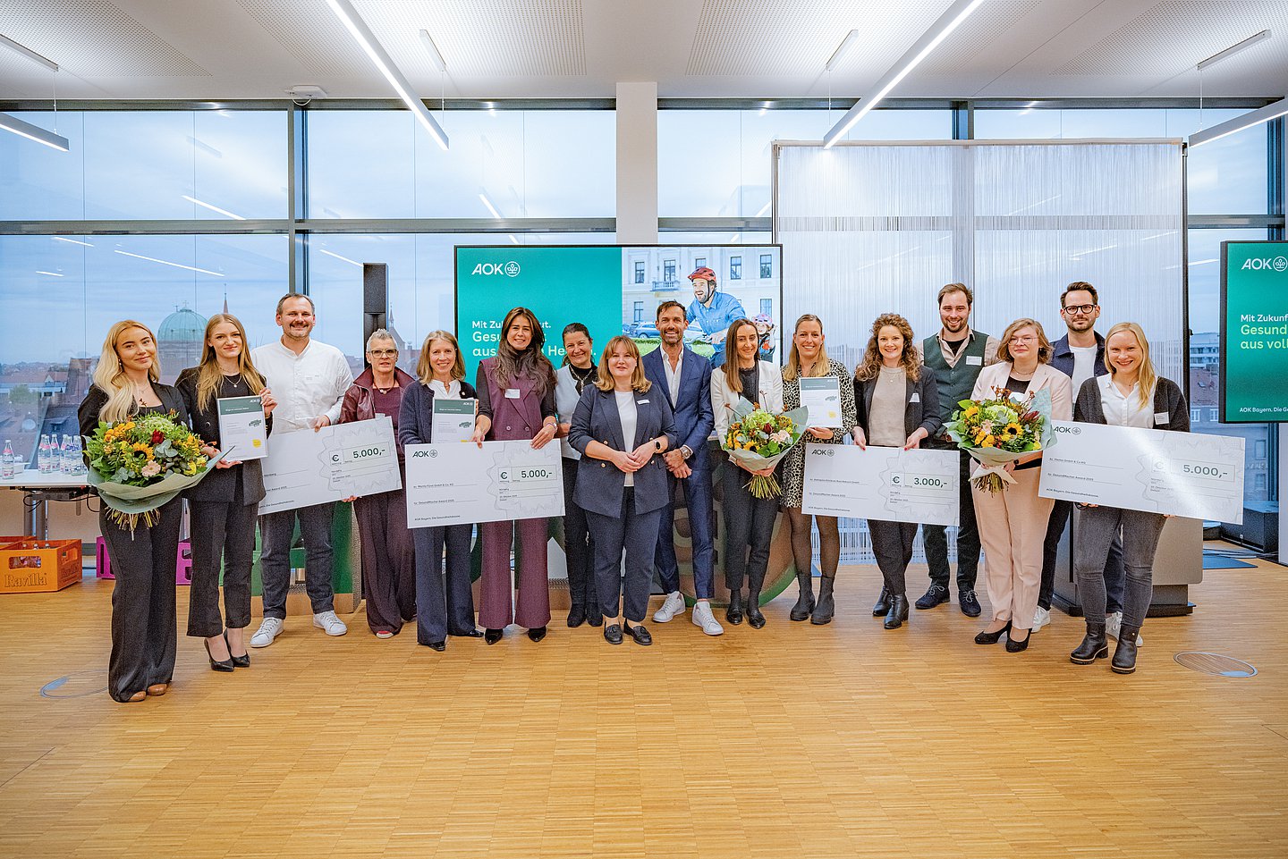Die glücklichen Gewinner des GesundMACHER Awards 2025 bei der Preisverleihung am 20. Oktober am AOK Bayern-Standort in Nürnberg