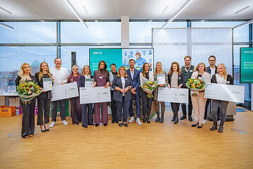 Die gl&uuml;cklichen Gewinner des GesundMACHER Awards 2025 bei der Preisverleihung am 20. Oktober am AOK Bayern-Standort in N&uuml;rnberg