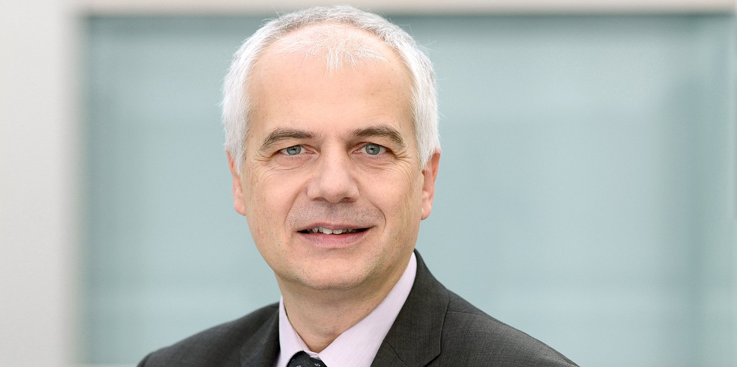 Foto: Porträt von Jürgen Klauber, ehemaliger Geschäftsführer des Wissenschaftlichen Instituts der AOK.