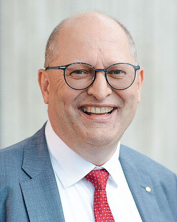 Foto: Stefan D&uuml;ll, Pr&auml;sident des Deutschen Lehrerverbandes.