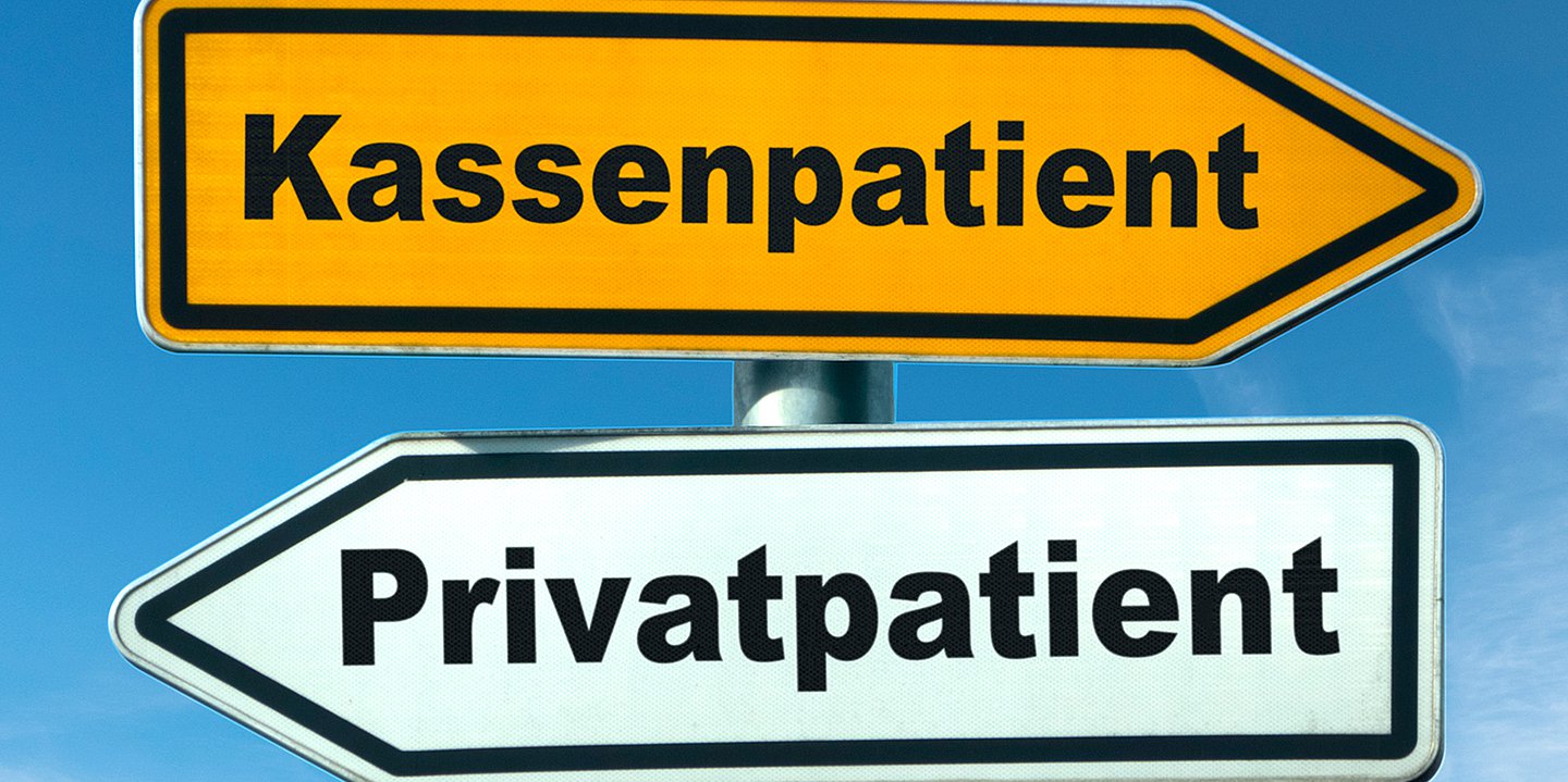 Foto: Zwei Wegweiser, einer weist nach links, einer nach rechts. Auf dem einen steht "Kassenpatient", auf dem anderen "Privatpatient".