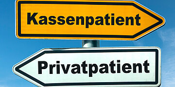 Foto: Zwei Wegweiser, einer weist nach links, einer nach rechts. Auf dem einen steht "Kassenpatient", auf dem anderen "Privatpatient".