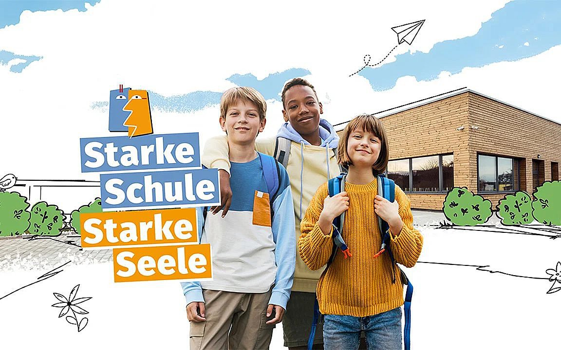 Eine Schülergruppe - zwei Jungs, ein Mädchen - schaut selbstbewusst zum Betrachter. Im Hintergrund sind eine Schule aus Holz und ein paar Büsche sowie ein Schulhof zu sehen.