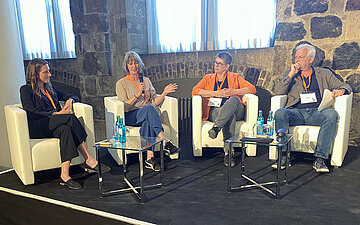 Foto: Podiumsteilnehmer, v.l.n.r: Greta Ollertz, Leiterin Servicezentrum Landesprogramm Vereinbarkeit Beruf & Pflege NRW, Michaela Evans-Borchers, Direktorin des Forschungsschwerpunktes Arbeit und Wandel am IAT, Lydia Kassing, Einrichtungsleiterin Stiftung Marien-Hospital, Oliver Wittig, Pflegedirektor Luisenhospital Aachen 