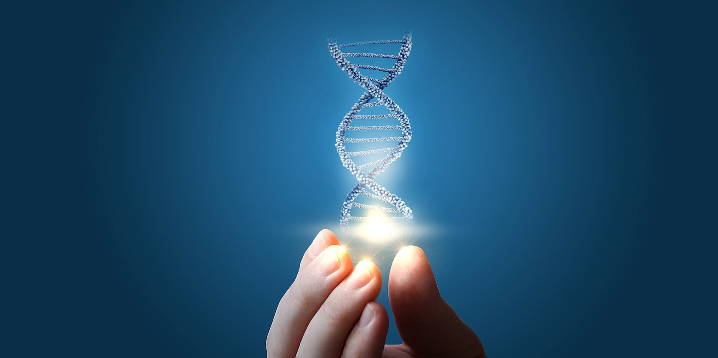 Foto einer Hand, über der ein DNA-Strang schwebt