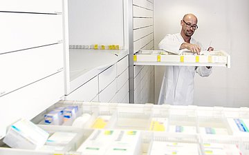 Arzneimittel Ein Apotheker sucht in einer Medikamentenschublade nach Arzneimitteln.