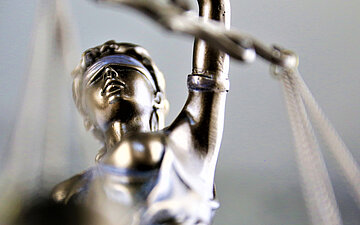 Foto: Figur einer Justitia mit Waage.
