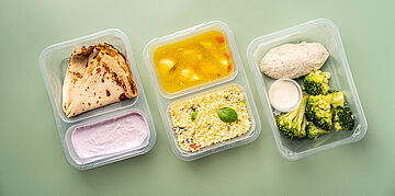 Foto: Drei Essensboxen stehen nebeneinander: links Crepes mit Dipp, daneben Coscous mit So&szlig;e, daneben Brokkoli.