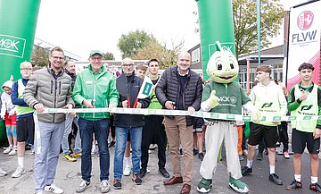 Start Laufabzeichen-Wettbewerb in Westfalen-Lippe Die Akteure geben das Startsignal zur Eröffnung des Laufabzeichen-Wettbewerbs, im Hintergrund sind Schüler zu sehen.