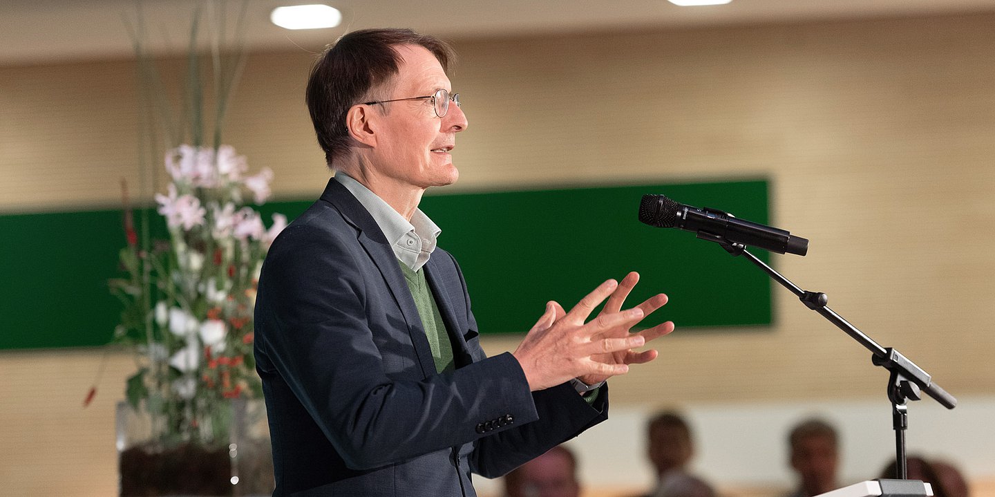 Bundesgesundheitsminister Karl Lauterbach spricht beim Herbstfest des AOK-Bundesverbandes.