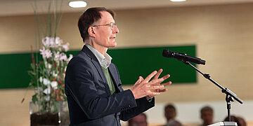 Bundesgesundheitsminister Karl Lauterbach spricht beim Herbstfest des AOK-Bundesverbandes.
