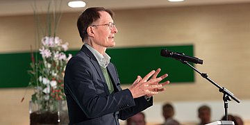 Bundesgesundheitsminister Karl Lauterbach spricht beim Herbstfest des AOK-Bundesverbandes.