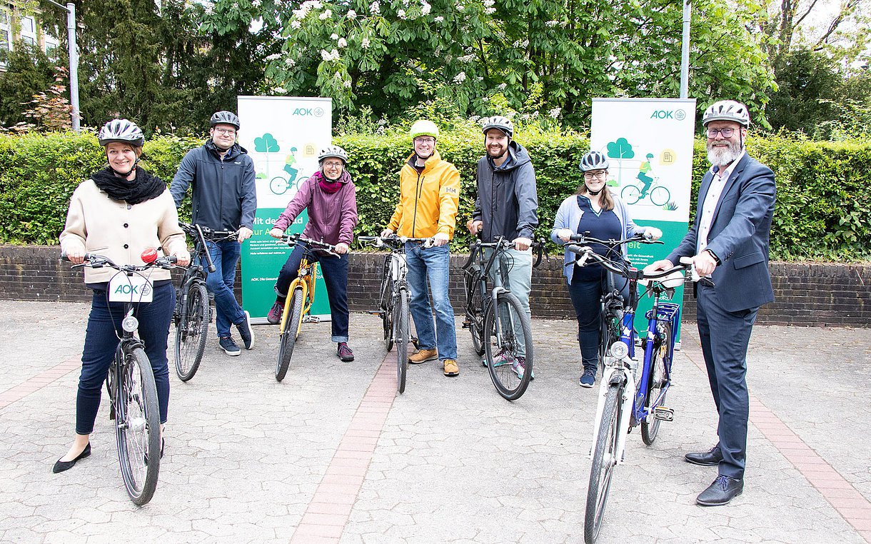 Landes-Verkehrsminister Claus Ruhe Madsen und AOK-Landesdirektorin Iris Kröner läuteten mit Beschäftigten des Landes-Verkehrsministeriums die Fahrradklingeln. 