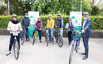 Landes-Verkehrsminister Claus Ruhe Madsen und AOK-Landesdirektorin Iris Kr&ouml;ner l&auml;uteten mit Besch&auml;ftigten des Landes-Verkehrsministeriums die Fahrradklingeln. 