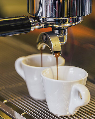 Langsam l&auml;uft der Kaffee durch - doch die Arbeit in der Hotel- und Gastrobranche ist oft mit viel Stress und Hektik verbunden.