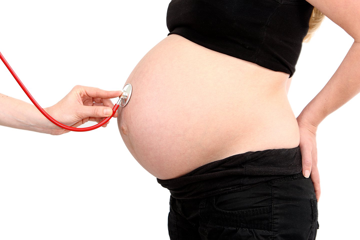Foto: Eine ärztliche Fachperson untersucht eine schwangere Frau.