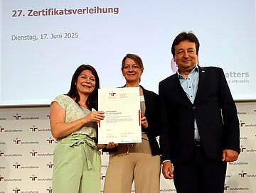 Auszeichnung für bessere Vereinbarkeit von Beruf und Familie Bei der Zertifikatsverleihung (v.L.): AOK-Gleichstellungsbeauftragte Svenja Hassenpflug, AOK-Personalvorständin Iris Kröner und Oliver Schmitz.