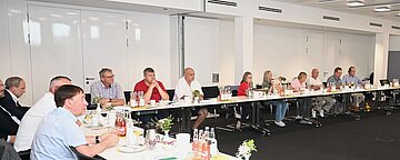 Der Bezirksrat der AOK Bodensee-Oberschwaben am langen Tisch.