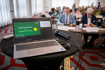 Das Foto zeigt einen aufgeklappten Laptop.